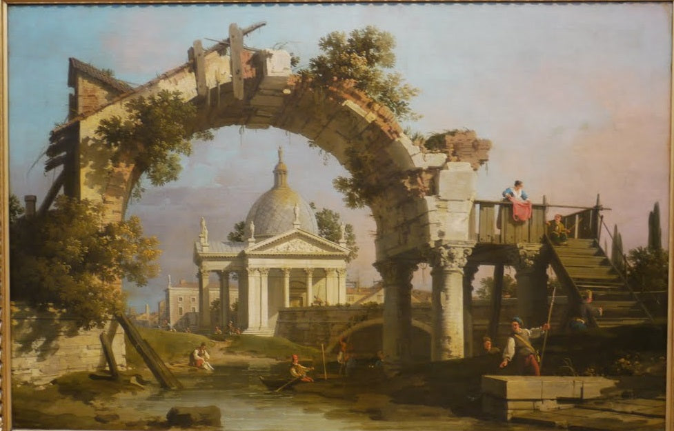 Une église en forme de dôme vue à travers une arche en ruine - Canaletto